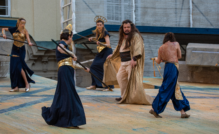 operklosterneuburg_Auffuehrung_2026_-_Samson_(Kristian_Benedikt)_im_Kampf_mit_Philistern_(C)_Schark.jpg